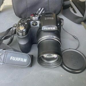 Fujifilm FinePix S1000fd 10.0MP 12X Zoom Digital Camera Black w/strap +Sd Card
